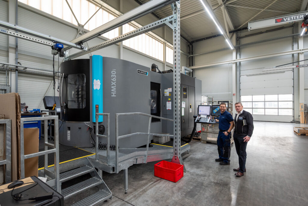 Thomas Schunn und Thomas Bär vor einem großen HURCO-Bearbeitungszentrum