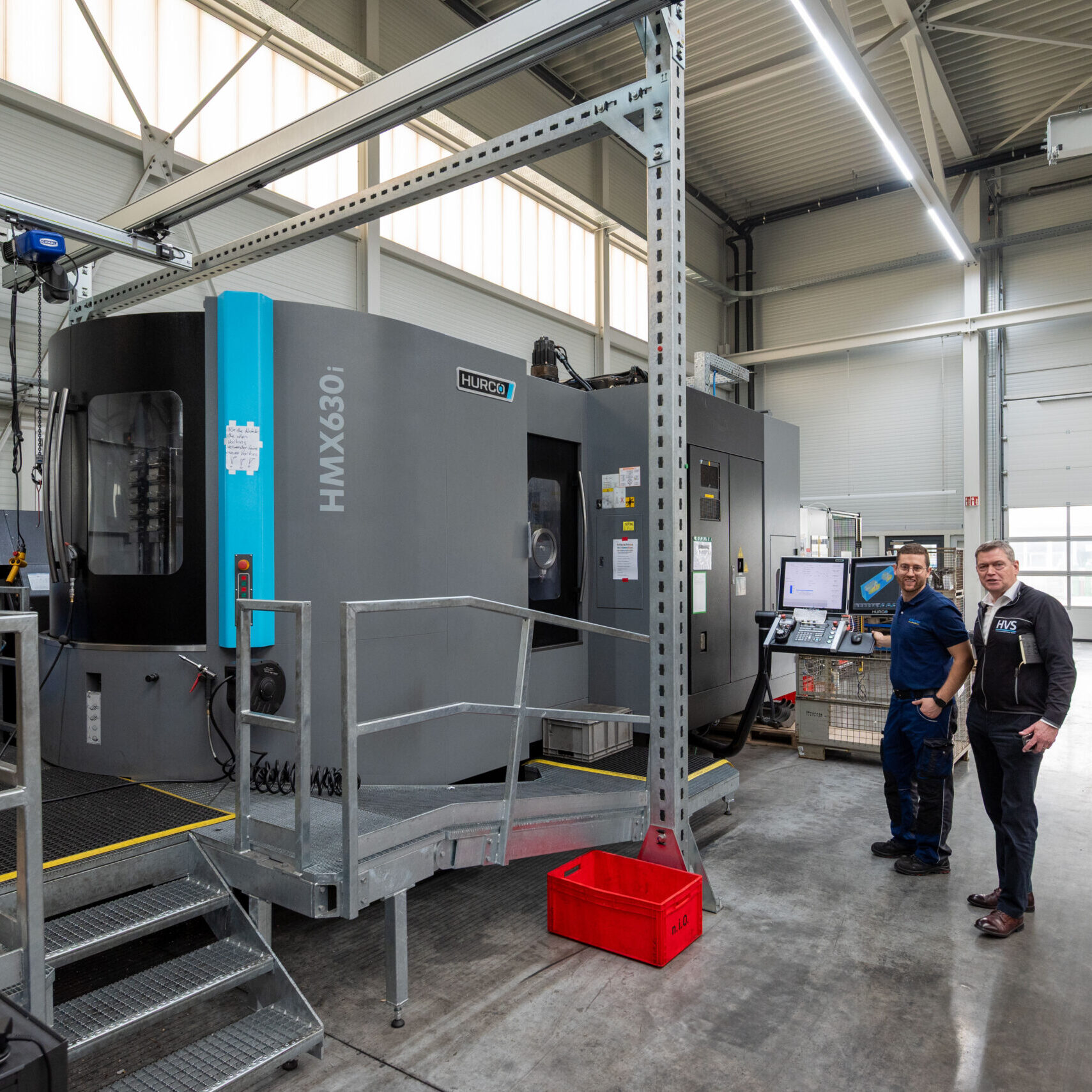 Thomas Schunn und Thomas Bär vor einem großen HURCO-Bearbeitungszentrum