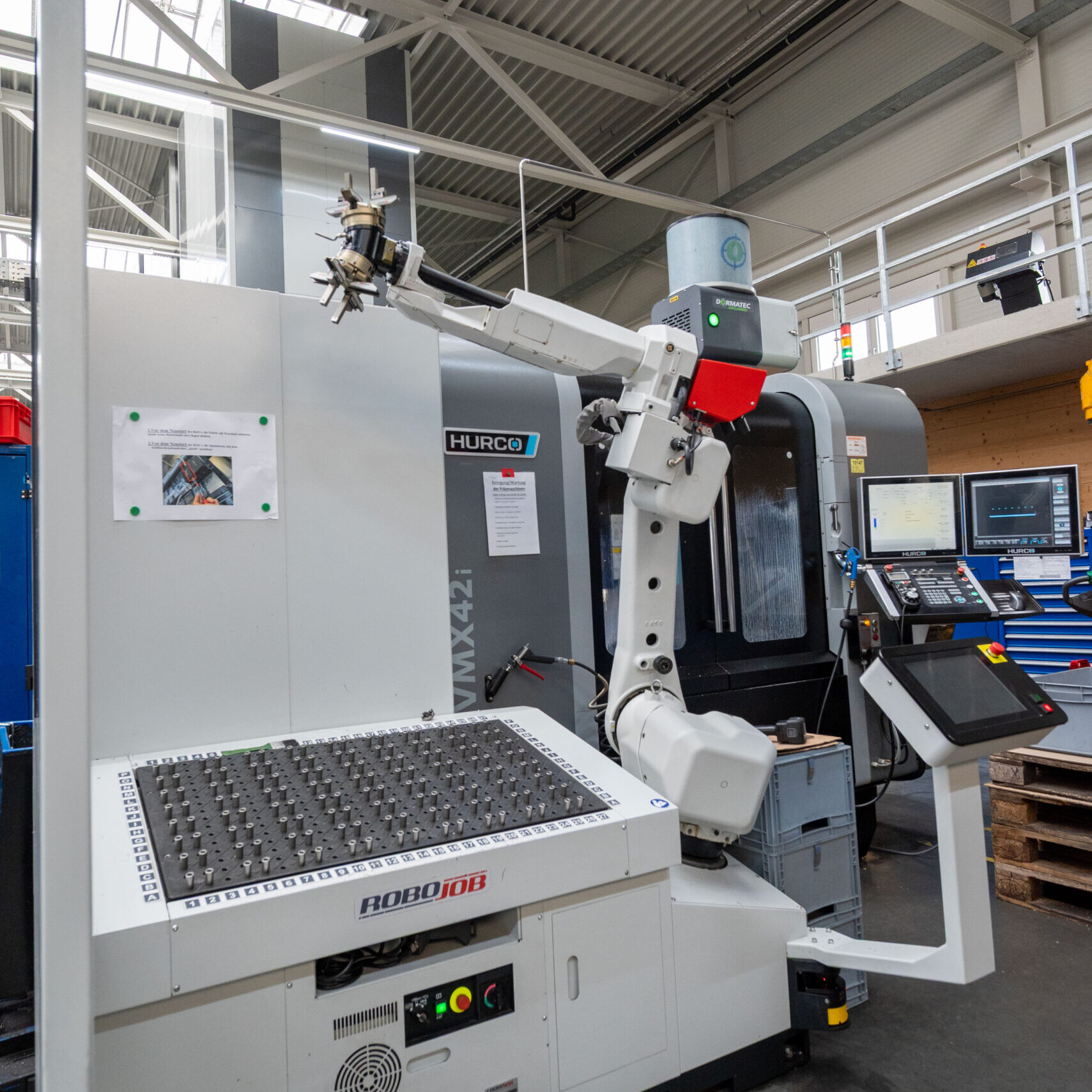 HURCO-System mit RoboJob-Automation bei Aldinger für palettierte Aufgaben