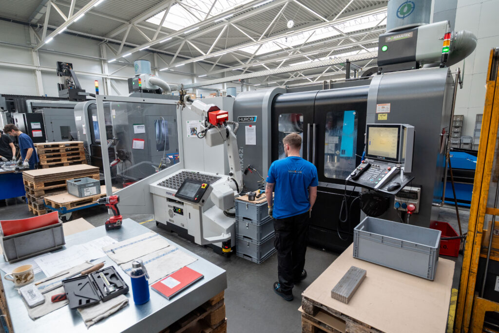 Blick in die Produktion mit parallelen Projekten und Prozessschritten