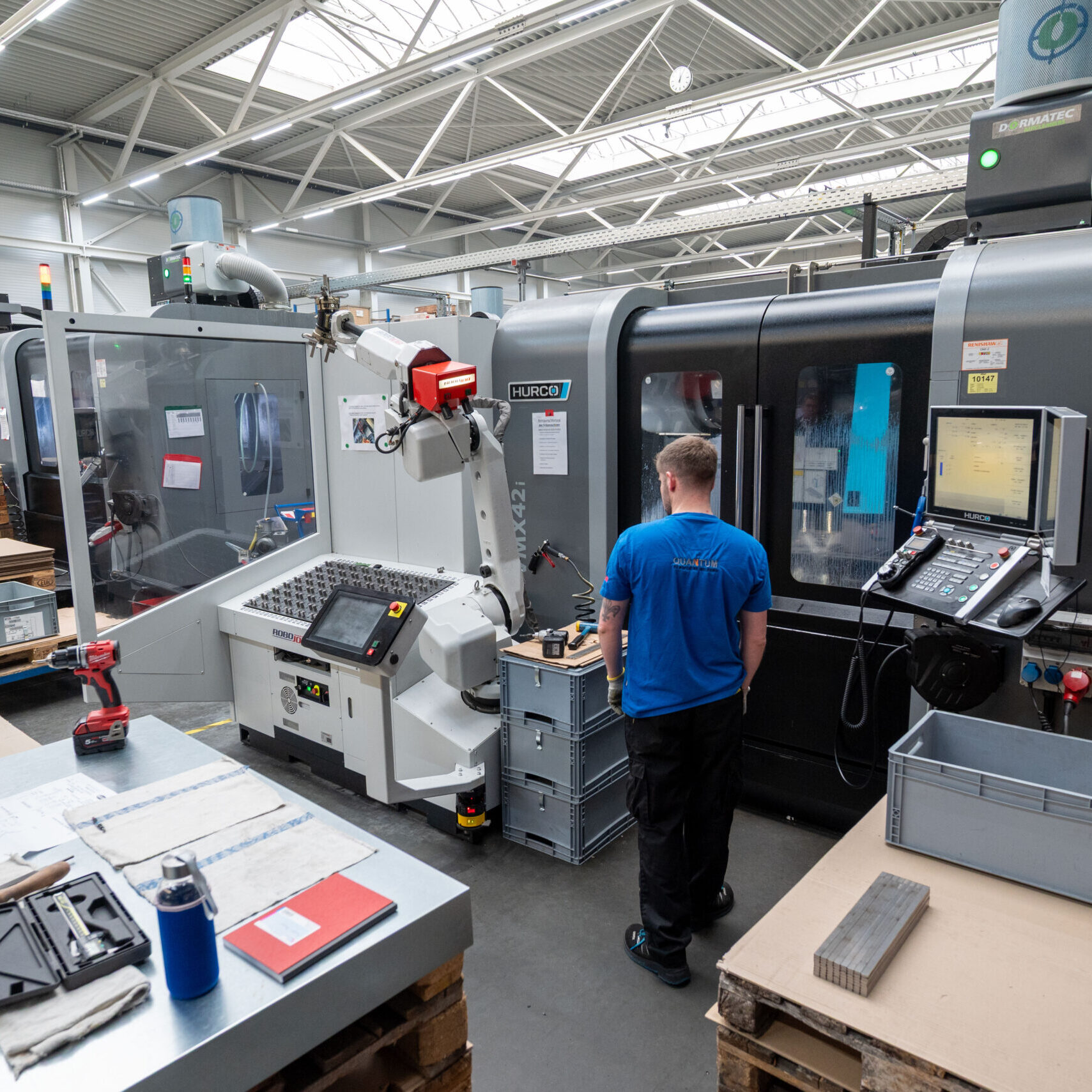 Blick in die Produktion mit parallelen Projekten und Prozessschritten