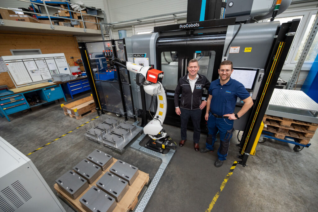 Thomas Schunn und Thomas Bär vor dem Automationssystem in der Fertigung