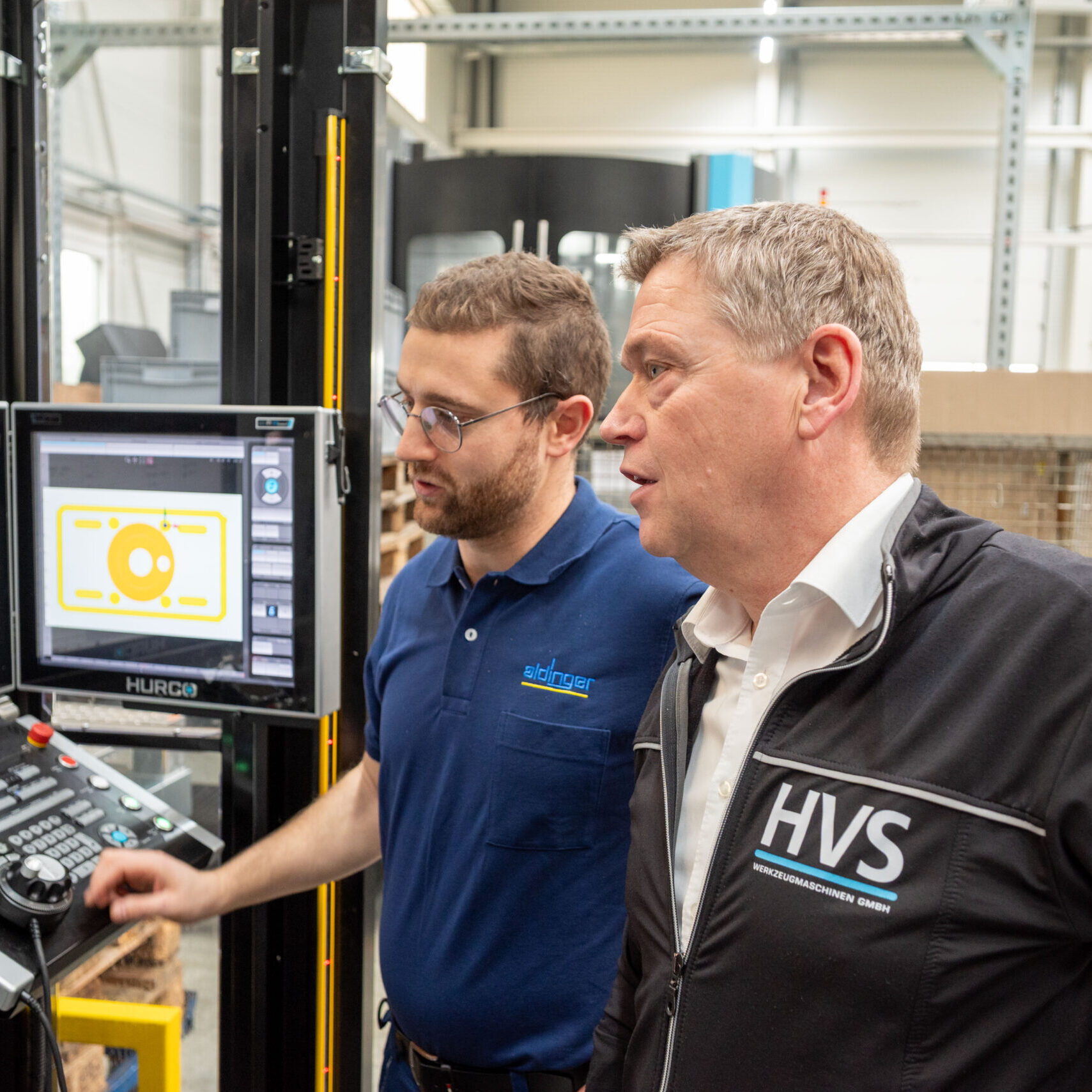 Thomas Schunn und Thomas Bär am HURCO-Bedienpult mit zwei Monitoren