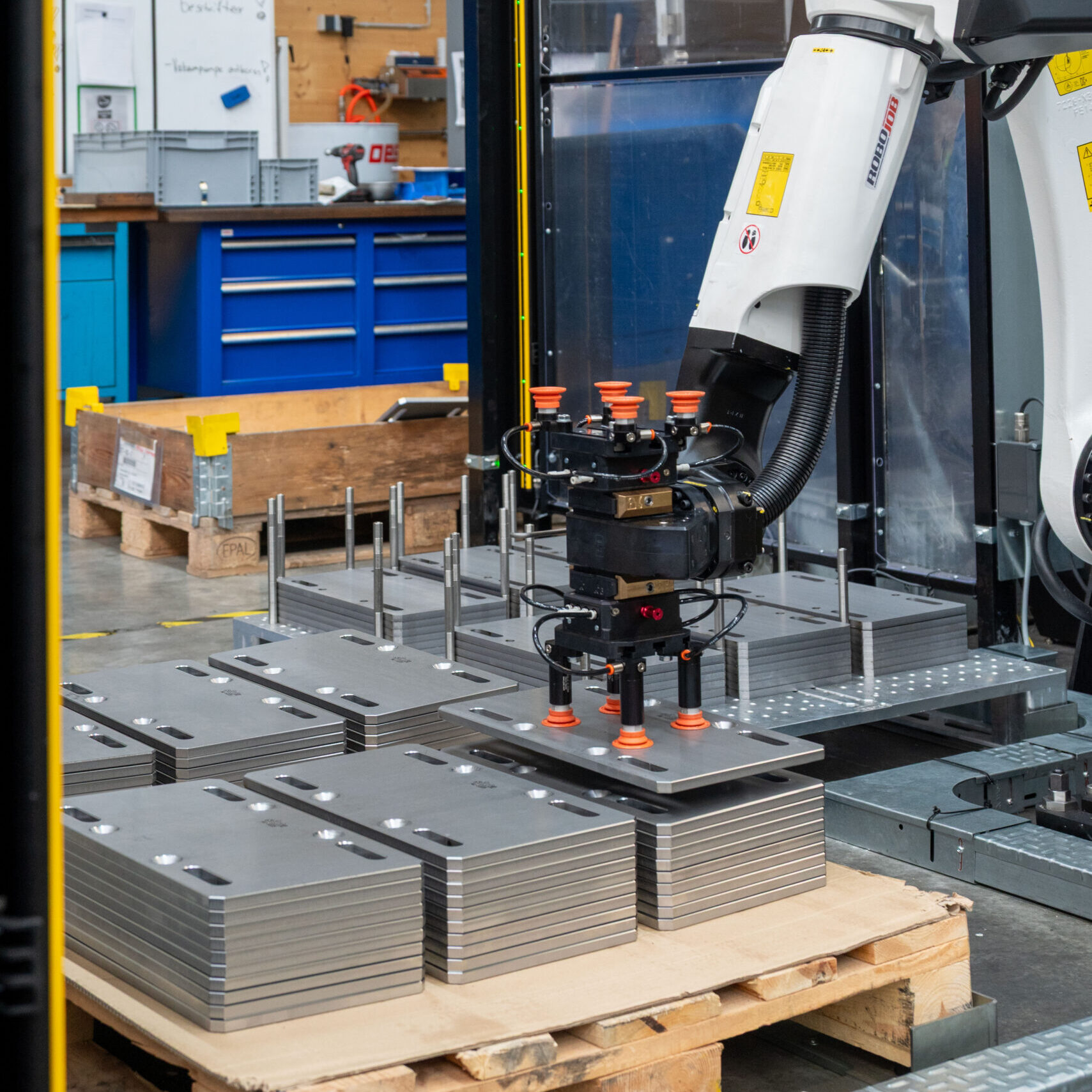 RoboJob-Roboter legt ein bearbeitetes Werkstück auf der Palette ab