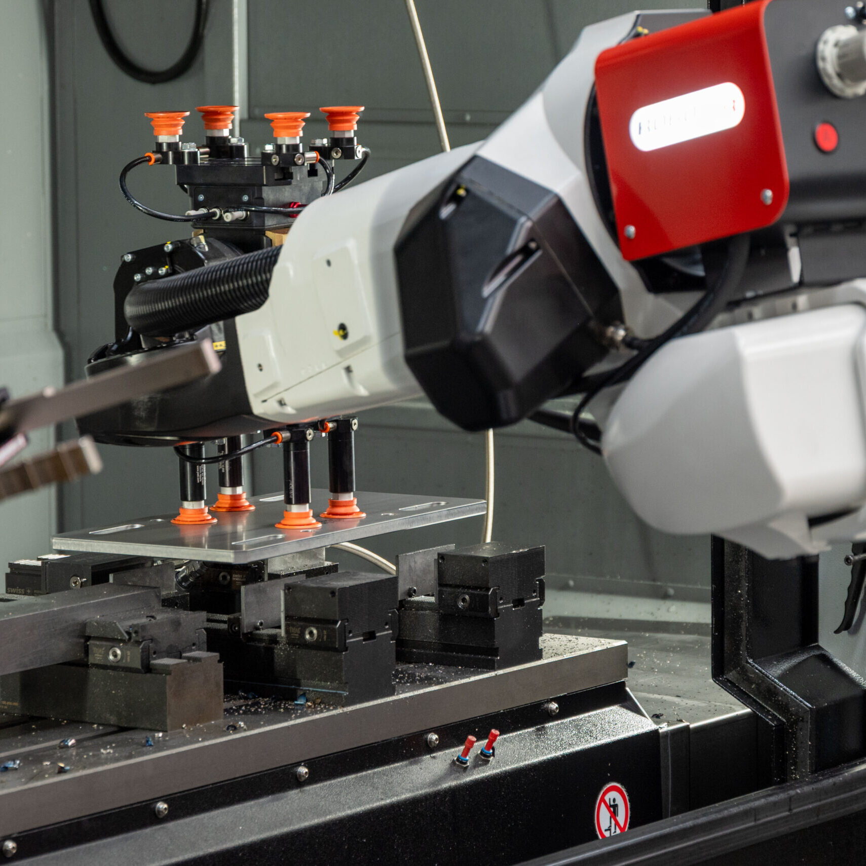 RoboJob-Roboter legt das Werkstück mit der anderen Seite wieder in die HURCO-Anlage ein