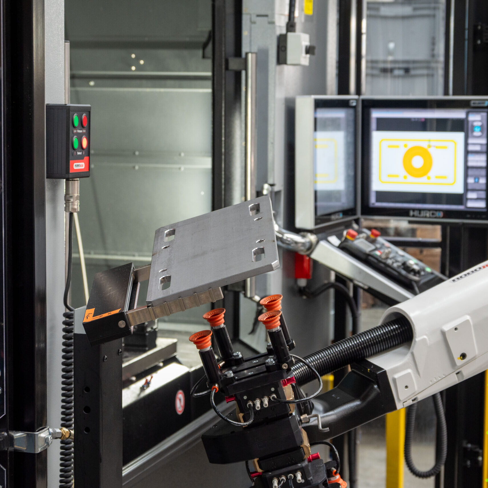 RoboJob-Roboter greift das Werkstück an der Wendestation um