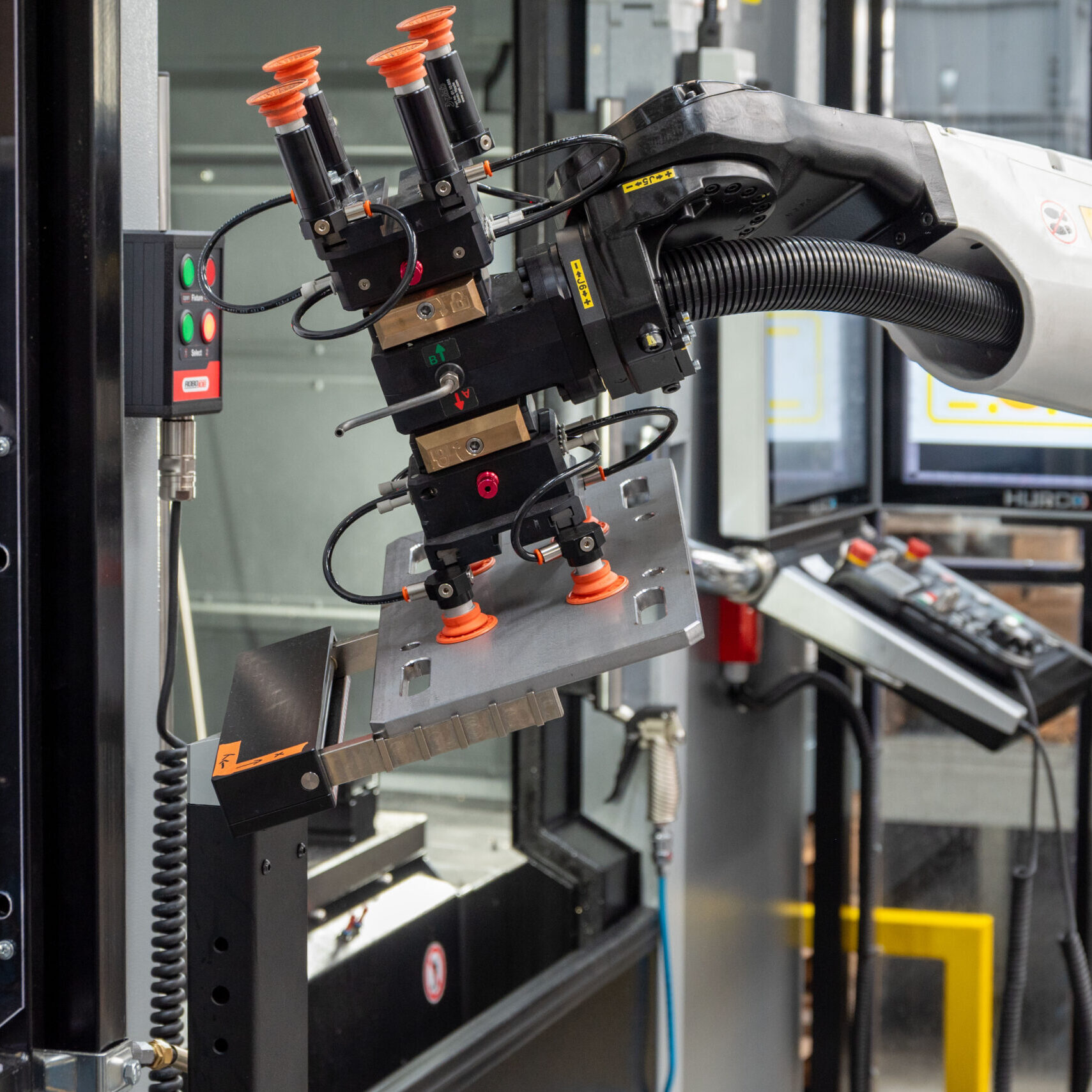 RoboJob-Roboter an der Wendestation: Werkstück wird abgelegt und von der anderen Seite aufgenommen