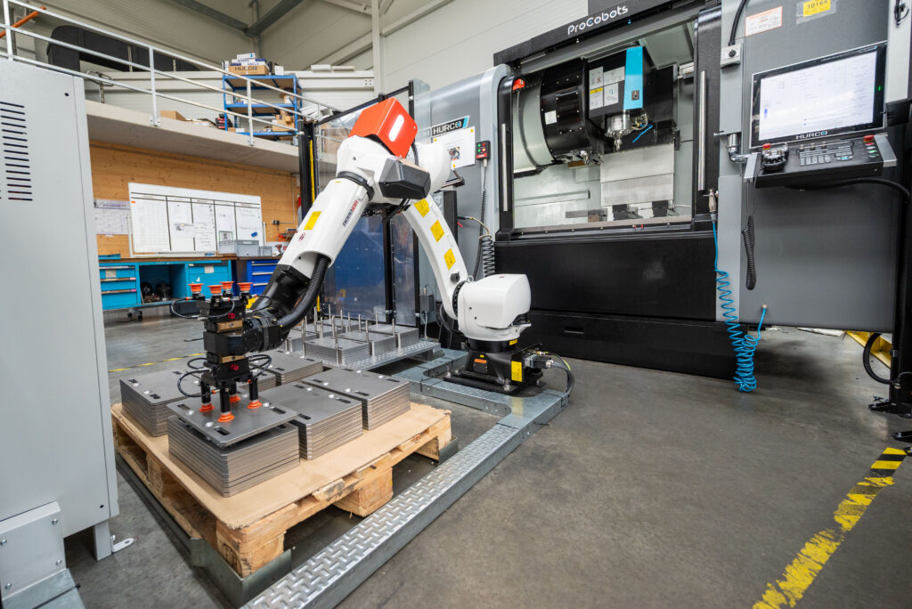Roboterautomation an einem HURCO-Bearbeitungszentrum zur Bearbeitung schwerer Stahlplatten