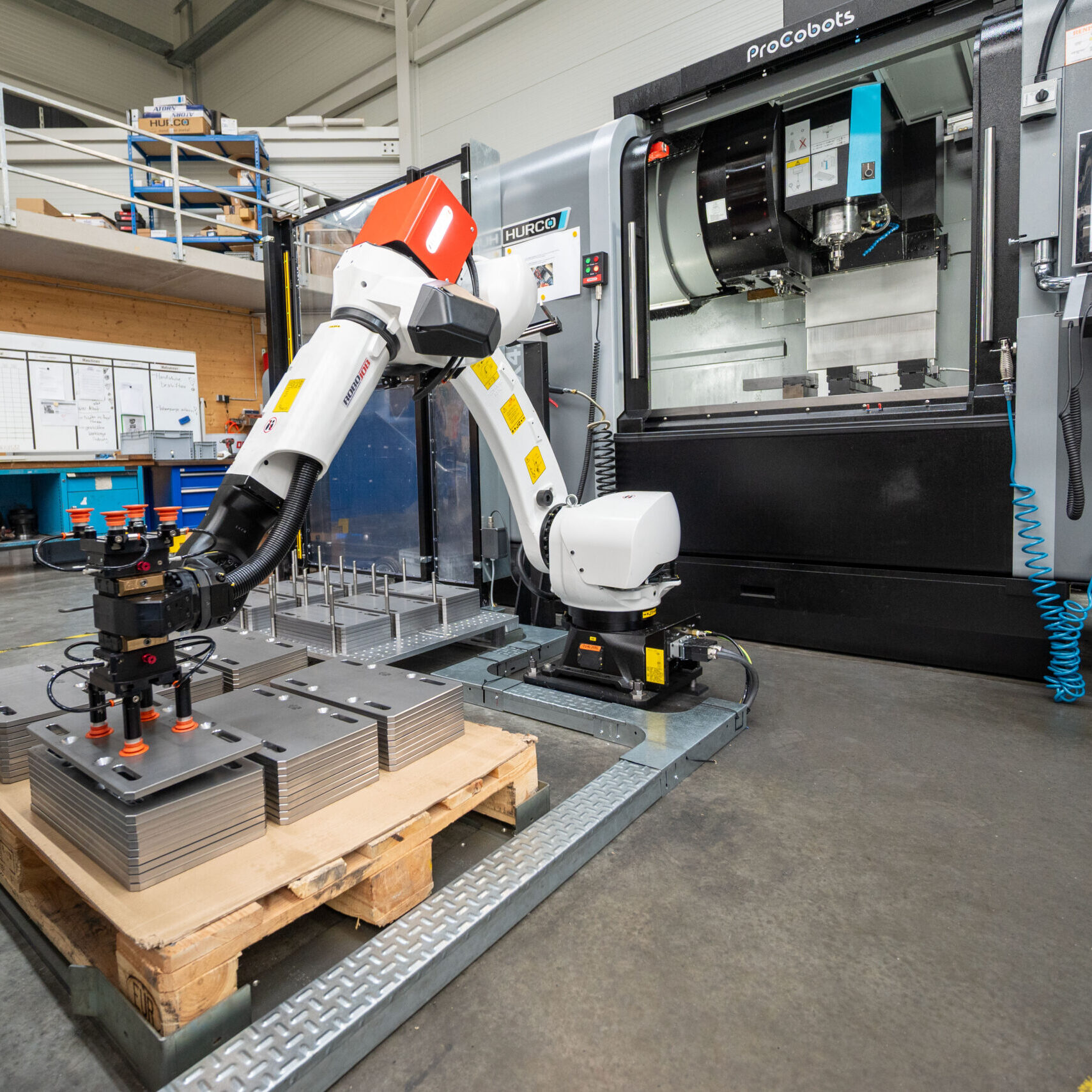 Roboterautomation an einem HURCO-Bearbeitungszentrum zur Bearbeitung schwerer Stahlplatten