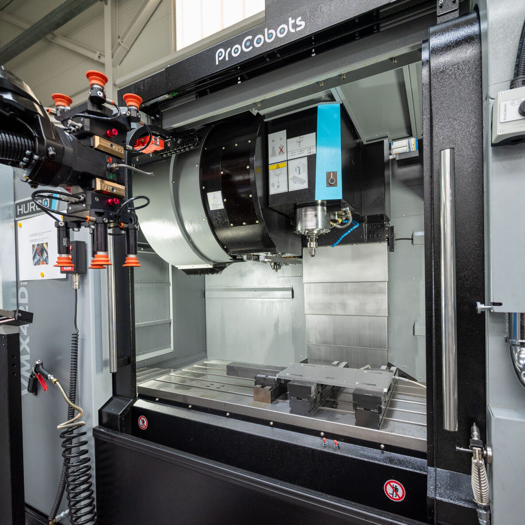Offene Tür am Arbeitsraum der HURCO VMX42Di, RoboJob-Roboter links im Bild
