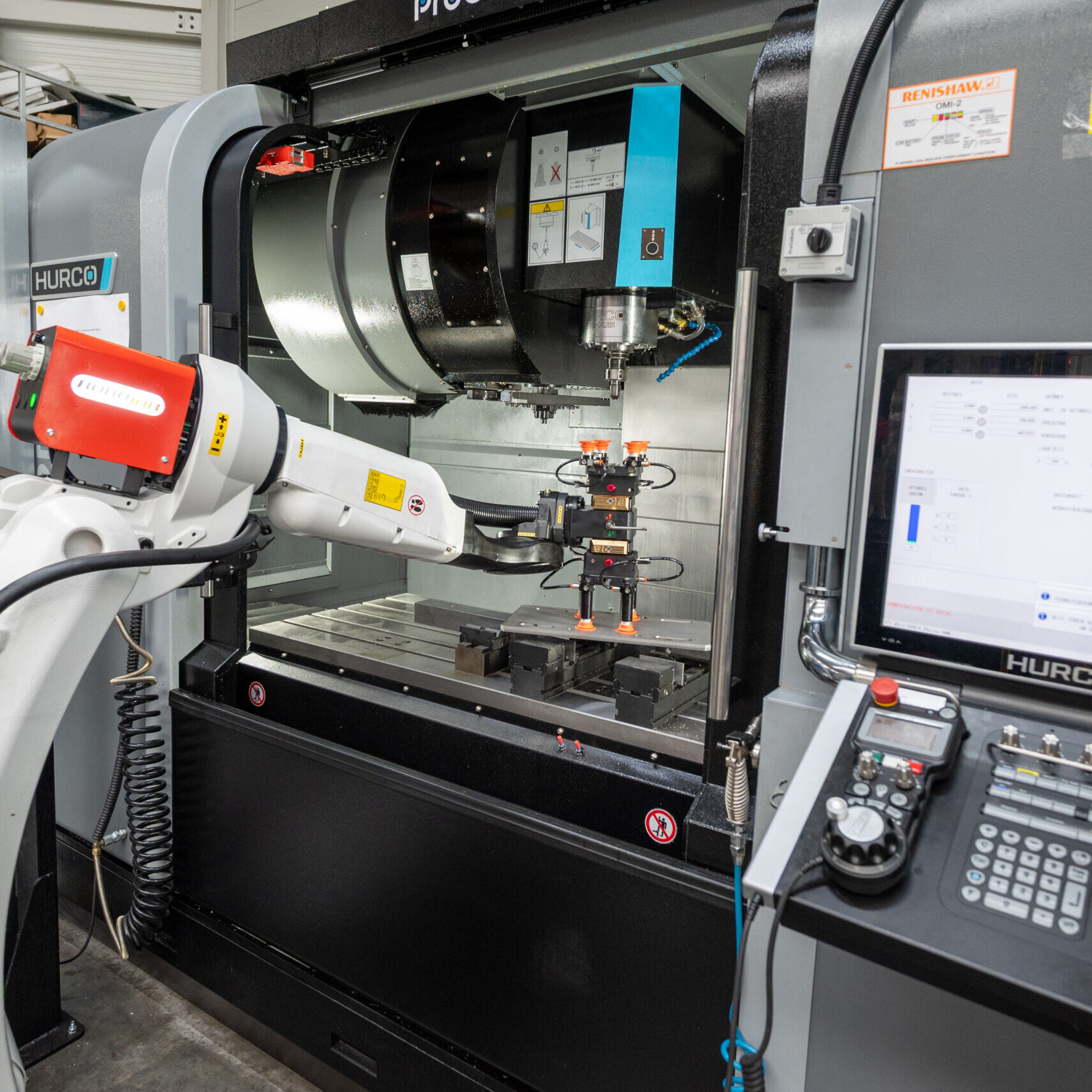 Nahaufnahme: Roboter richtet das Werkstück präzise in der Aufnahme aus