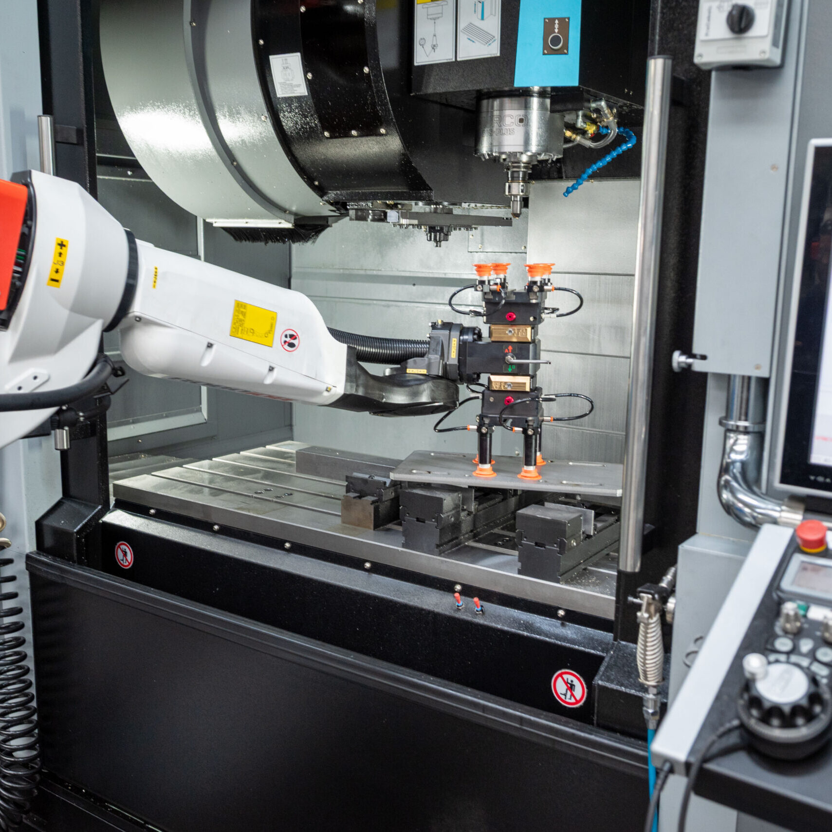 Detailaufnahme: RoboJob-Roboter positioniert das Werkstück exakt