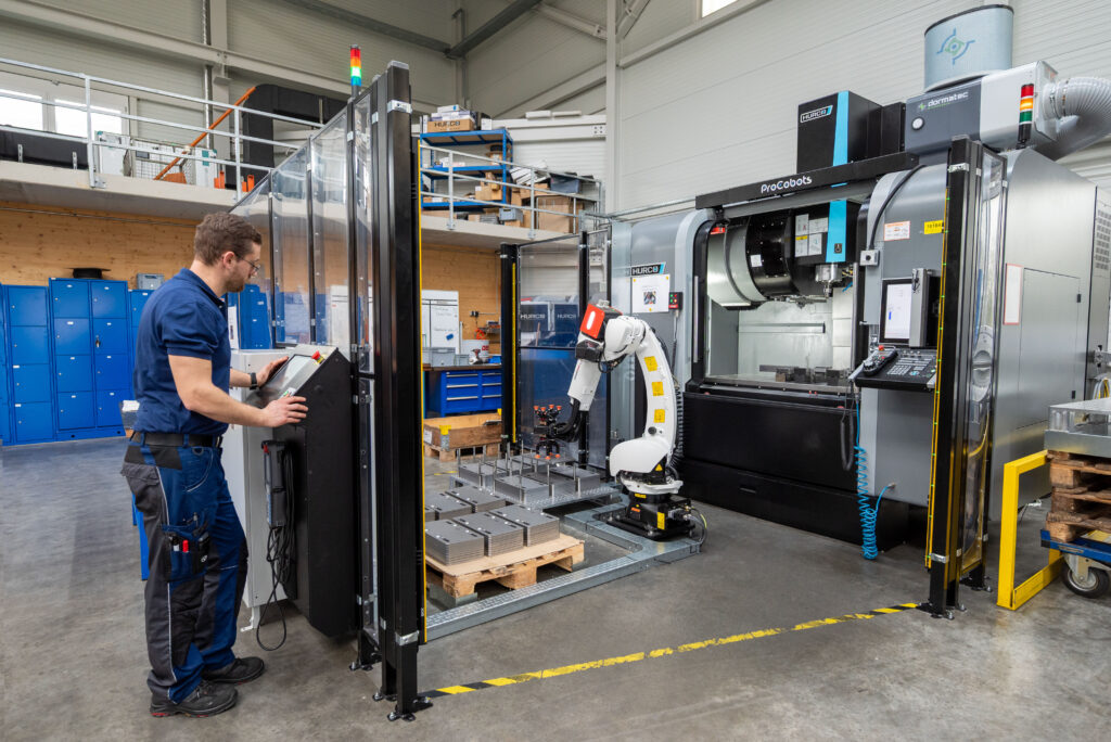 Thomas Schunn programmiert ein HURCO 3-Achs-Bearbeitungszentrum