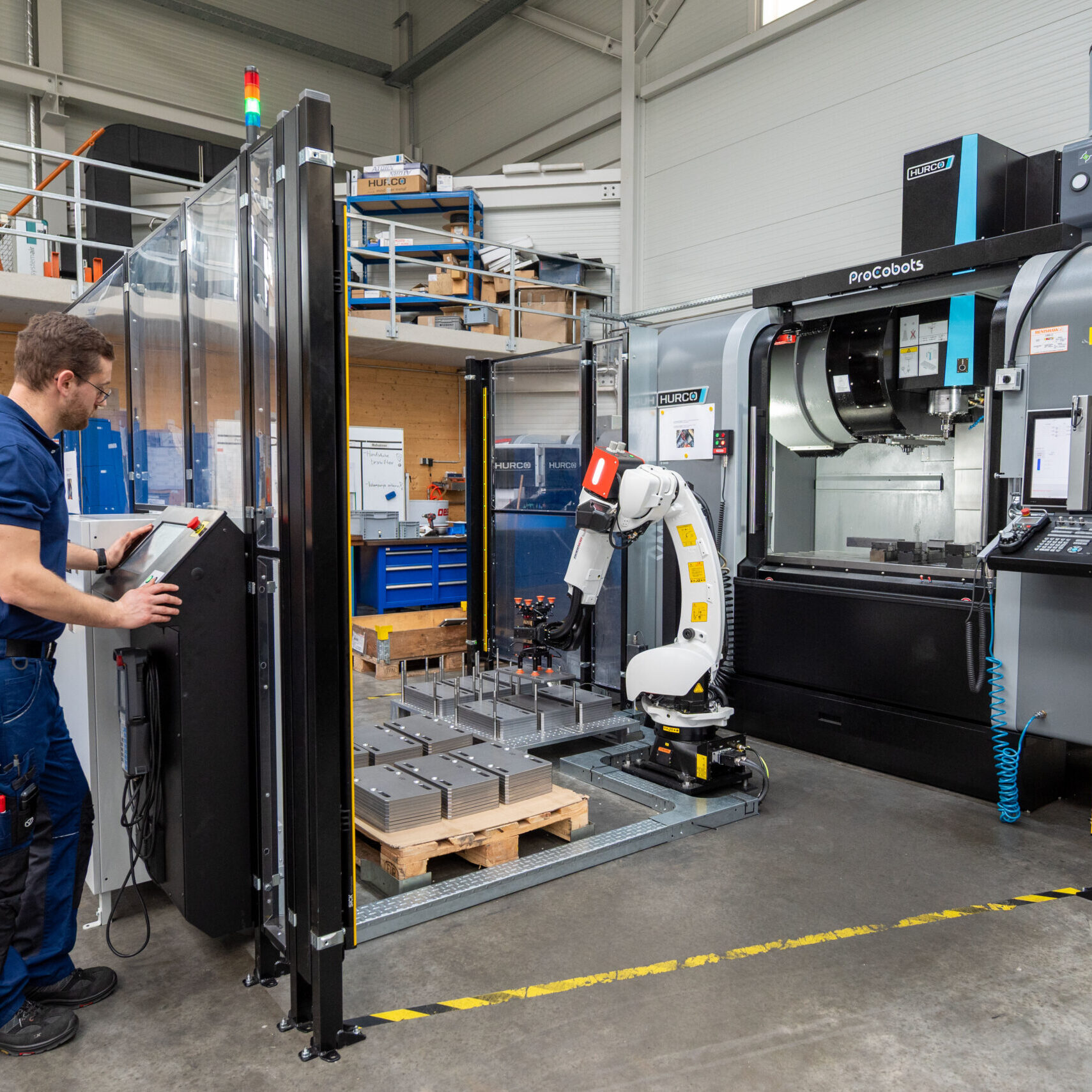 Thomas Schunn programmiert ein HURCO 3-Achs-Bearbeitungszentrum