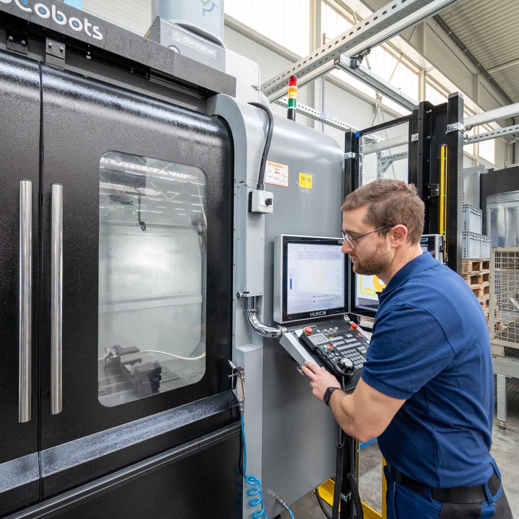 Thomas Schunn (Aldinger) an der Maschine beim Einrichten und Prüfe